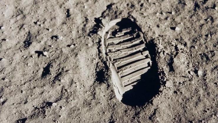 Marca de um dos primeiros passos na Lua, deixada por Aldrin; o momento histórico foi visto por cerca de 530 milhões de telespectadores em todo o mundo — Foto: Nasa/BBC