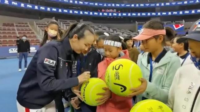 Shuai Peng aparece em evento de tênis em Pequim, neste sábado — Foto: Reprodução/Twitter