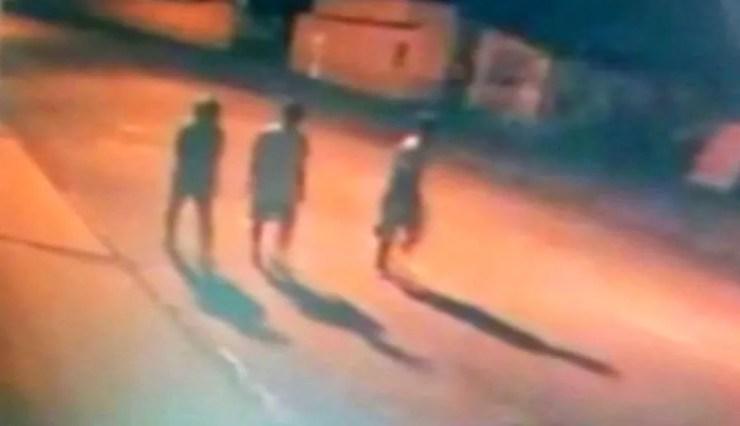 Vídeo mostra os três envolvidos nos crimes andando na rua após ocorrido — Foto: Reprodução