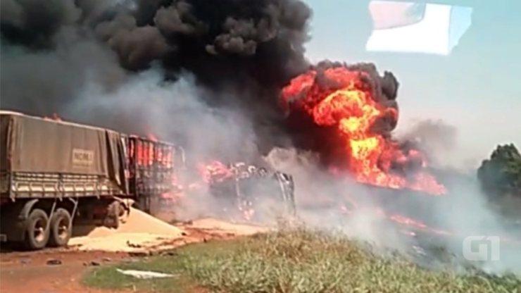 Carreta e caminhão-tanque batem de frente e veículos explodem em Bastos