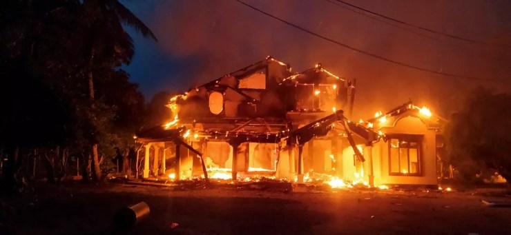 Manifestantes atearam fogo em casa que pertencia a ministro do Sri Lanka em Arachchikattuwa, em 9 de maio de 2022 — Foto: Reuters