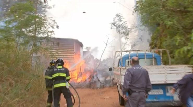 Pedra é lançada em direção aos bombeiros durante confusão no Brejo Alegre em Rio Preto (Foto: Reprodução/TV TEM)