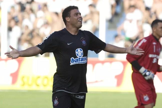 Ronaldo marcou gol histórico contra o Santos na final do Paulistão de 2009 — Foto: Daniel Augusto Jr/Ag. Corinthians