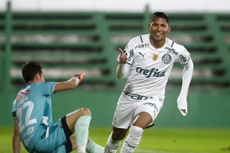 Rony comemora gol do Palmeiras contra o Defensa y Justicia — Foto: Marcos Brindicci - Pool/Getty Images