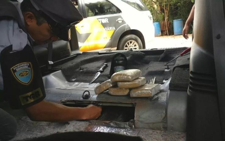 Droga estava em compartimento escondido no veículo (Foto: Divulgação/Polícia Rodoviária)