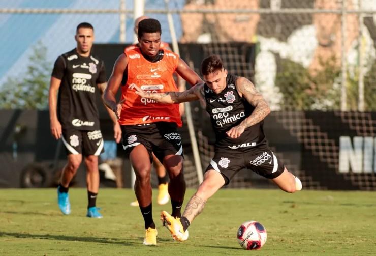 Jemerson disputa bola com Gustavo Mosquito no CT do Corinthians — Foto: Rodrigo Coca/Ag. Corinthians