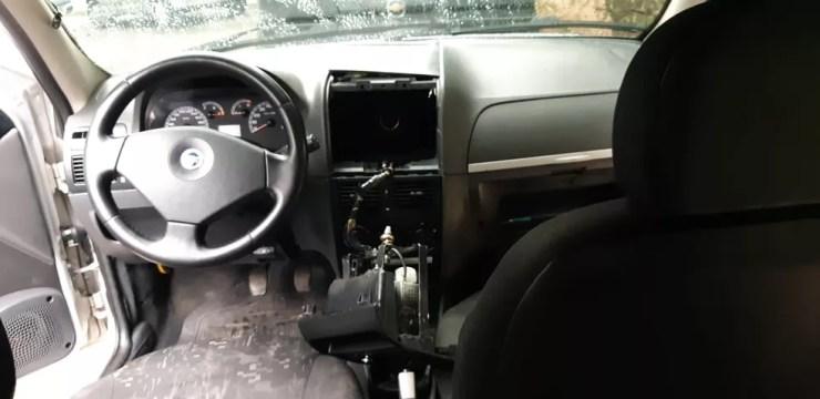 Fundo falso foi encontrado por policiais de Sorocaba por conta do cheiro forte dentro do veículo (Foto: Jomar Bellini/TV TEM)