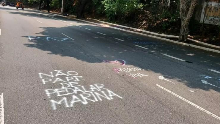 Frases são escritas no asfalto onde Marina Kohler Harkot foi atropelada, na Zona Oeste de São Paulo. — Foto: Rodrigo Rodrigues/G1 