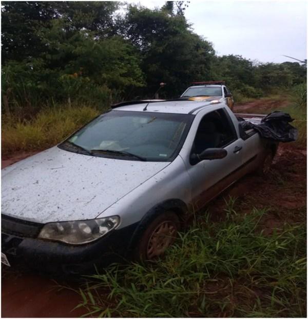 Suspeito tentou fugir em veículo que ficou atolado em estrada de terra (Foto: Dilvulgação / Polícia Rodoviária Federal )