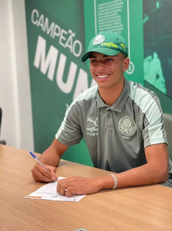 Giovani assina novo contrato com o Palmeiras, até 2024 — Foto: Divulgação