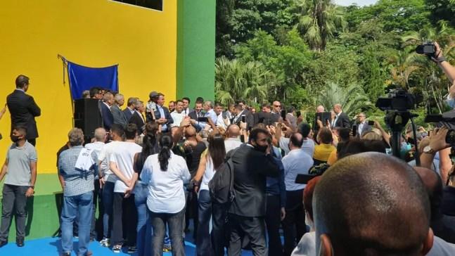 Bolsonaro e o presidente da Ceagesp, além de apoiadores, em reinauguração de relógio em SP — Foto: Marina Pinhoni/G1