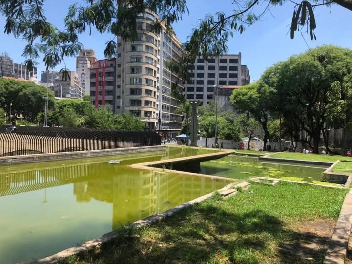 Espelhos d'água da Praça da Sé, centro de São Paulo, apresentam água esverdeada e crescimento de musgos. — Foto: Vivian Souza/G1SP
