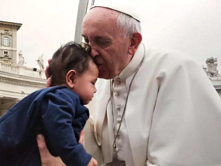 Em 2015, Felipe foi uma das três crianças escolhidas para serem abençoadas pelo pontífice em uma cerimônia no Vaticano — Foto: Vaticano/Divulgação