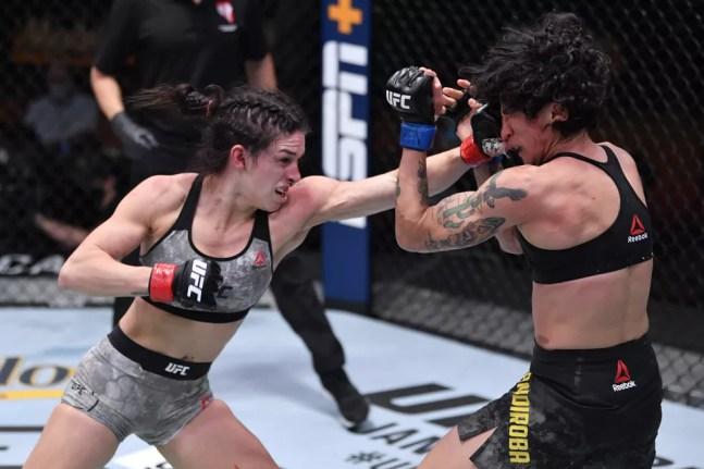 Mackenzie Dern vem de vitória por decisão unânime diante de Virna Jandiroba no UFC 256 — Foto: Getty Images
