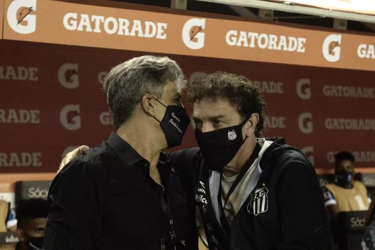 Cuca e Renato Gaúcho na partida entre Santos e Grêmio — Foto: Staff Images / CONMEBOL