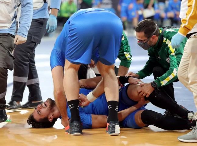 José Toledo sofre lesão no Mundial de handebol — Foto: REUTERS/Khaled Elfiqi