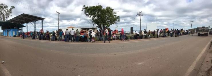 Na manhã desta segunda (7) cerca de 200 senhas de atendimento foram distribuídas a venezuelanos que querem deixar o país (Foto: Emily Costa/G1 RR)