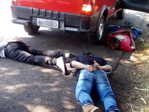 Três dos suspeitos estavam em um carro (Foto: Divulgação/Polícia Rodoviária Estadual)