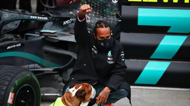 Lewis Hamilton comemora o heptacampeonato, em 2020 — Foto: Joe Portlock - Formula 1/Formula 1 via Getty Images