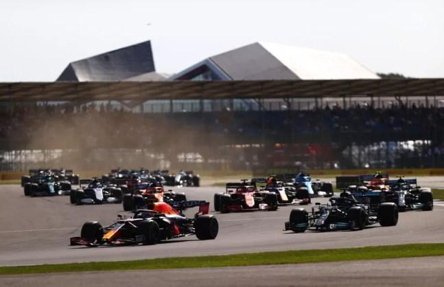 Largada da corrida classificatória do GP da Inglaterra, liderada por Max Verstappen de ponta a ponta — Foto: Dan Istitene - Formula 1/Formula 1 via Getty Images