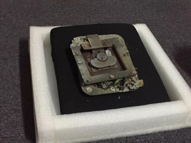 Pedaço da caixa onde estava originalmente o crânio atingido no incêndio  — Foto: Patrícia Teixeira/G1