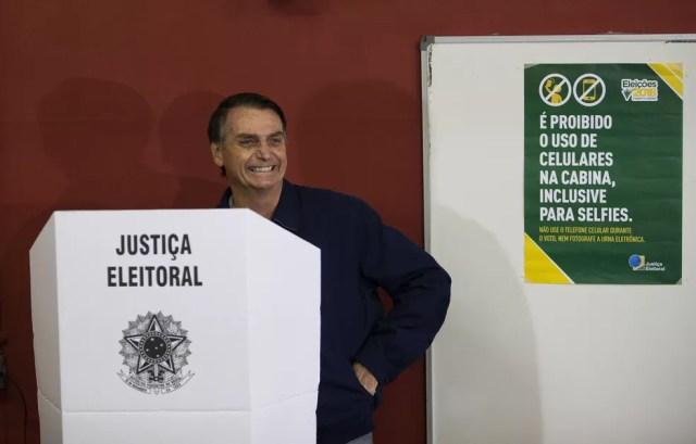 O candidato Jair Bolsonaro (PSL), durante a votação no primeiro turno, em escola no Rio de Janeiro — Foto: Wilton Junior/Estadão Conteúdo