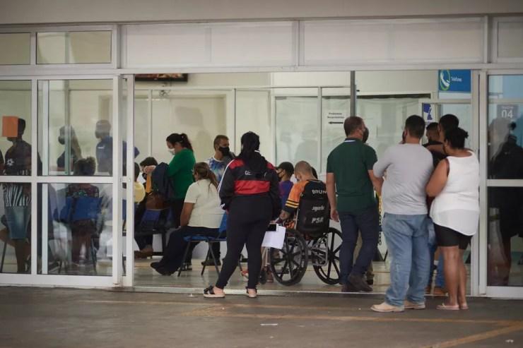Pessoas aguardam atendimento no pronto-socorro municipal de Franca, interior de São Paulo, na tarde desta quarta-feira (5 de janeiro).  — Foto: Igor do Vale/Estadão Conteúdo