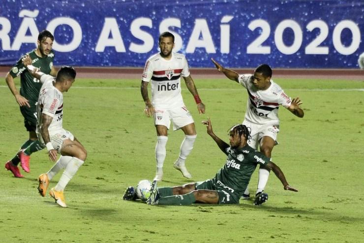 Palmeiras errou passes decisivos e criou menos do que poderia no Morumbi — Foto: Marcos Ribolli
