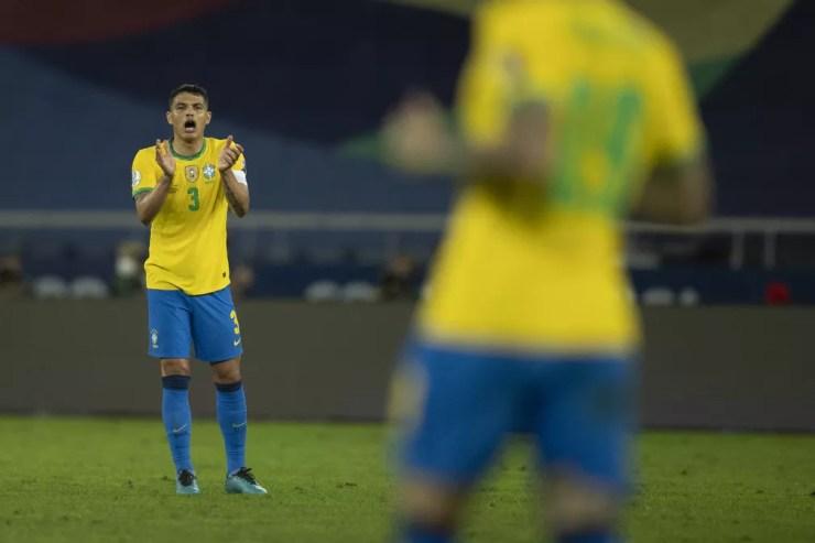 Thiago Silva incentiva companheiro durante jogo da Seleção — Foto: Lucas Figueiredo / CBF