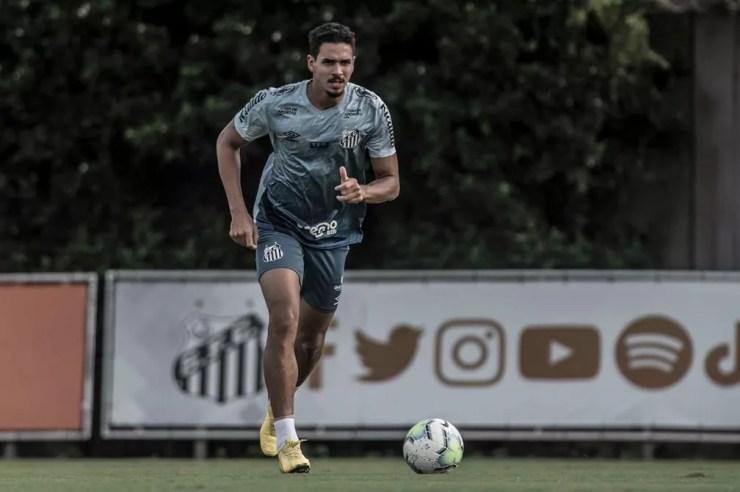 Lucas Veríssimo em treino do Santos — Foto: Ivan Storti/Santos FC