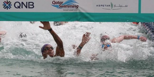 Ana Marcela garante ouro na prova de 10km da maratona aquática em Doha — Foto: FINA
