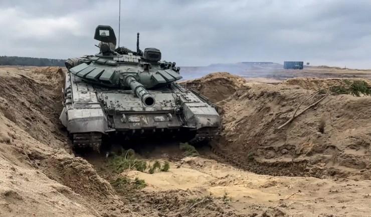 Veículo de guerra russo em exercício militar realizado em Belarus nesta sexta-feira (11) — Foto: Ministério de Defesa da Rússia/Via Reuters