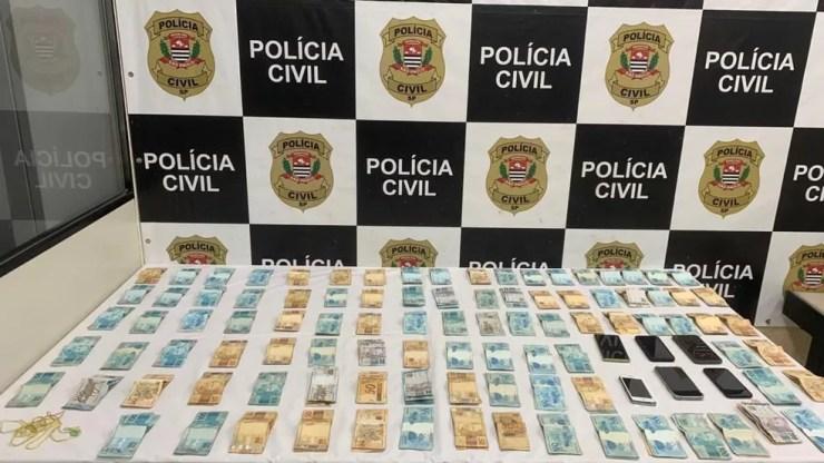 Cerca de R$ 10 mil foi apreendido com os jovens com a venda de drogas em São Paulo — Foto: Divulgação/Polícia Civil