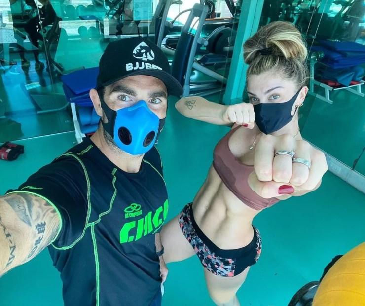 Grazi Massafera é uma das atrizes que mostram a força de seus chutes e socos no vídeo divulgado pelo personal trainer Chico Salgado — Foto: Reprodução Instagram