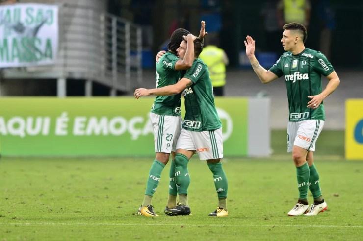 Willian, Keno e Moisés festejam gol marcado pelo Palmeiras (Foto: Marcos Ribolli)