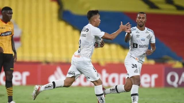 Kaio Jorge e Lucas Braga, do Santos, comemoram gol contra o Barcelona-EQU