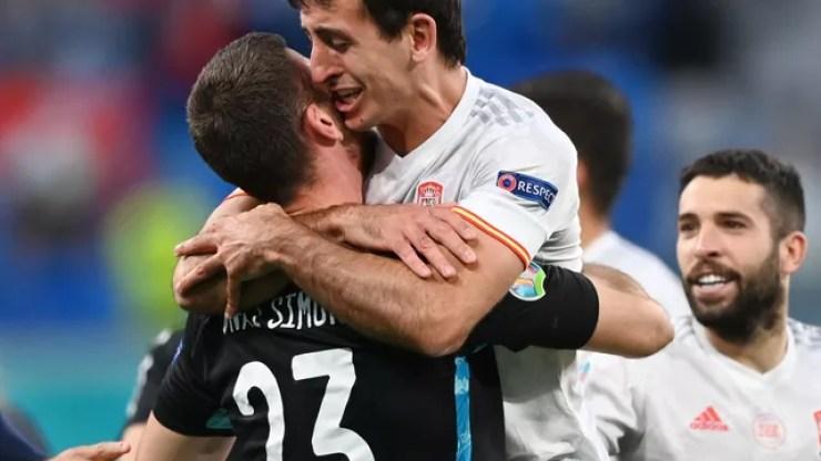 Oyarzabal e Unai Simón se abraçam após classificação da Espanha contra a Suíça