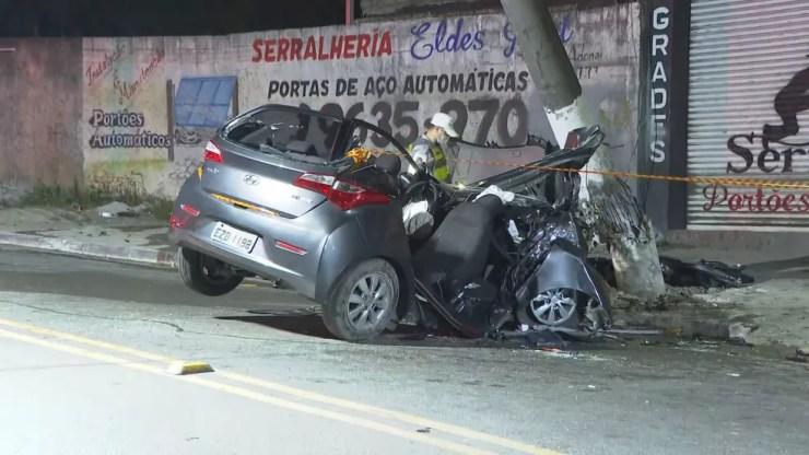 Carro fica bate em poste e deixa quatro feridos em avenida da Zona Norte de SP — Foto: Reprodução/TV Globo