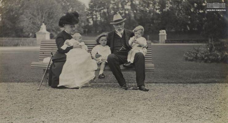 Princesa Isabel e conde d'Eu, Luís Felipe Gastão de Orléans, com seus netos na França, década de 1910. Arquivo Nacional. Fundo Luís Gastão D’Escragnolle Dória. BR_RJANRIO_RE_0_FOT_011727