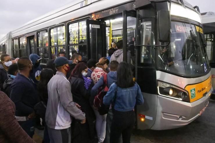 Passageiros formam fila e tentam embarcar em ônibus em frente a estação Corinthians/Itaquera após greve no Metrô de SP — Foto: Paulo Guereta/Estadão Conteúdo
