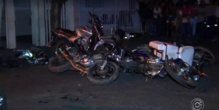 Carro desgovernado atingiu várias motos e carro em Rio Preto (Foto: Reprodução/TV TEM)