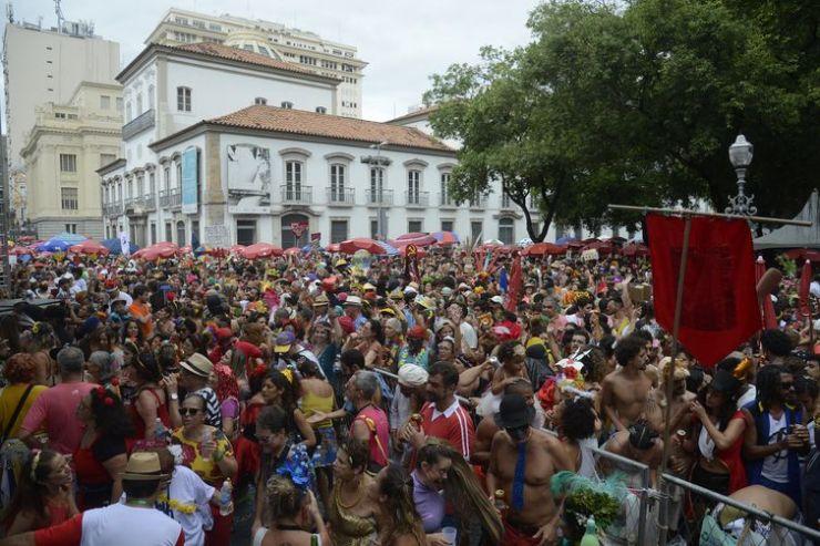 Foliões curtem o Baile Multicultural do Cordão do Boitatá, n