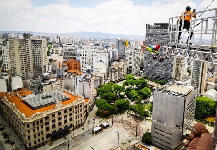 Acontece neste sábado (4), a Virada Esportiva 2021 em São Paulo. O Edifício Martinelli, com 105 metros de altura é palco da Copa América de Base Jump, onde atletas saltam de paraquedas com o objetivo de acertar o alvo instalado no Vale do Anhangabaú. — Foto: ALOISIO MAURICIO/FOTOARENA/ESTADÃO CONTEÚDO