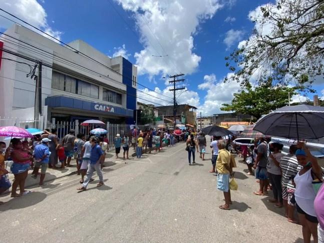 Na Bahia, pessoas ficam na fila para receber parcela do Auxílio Emergencial na agência da Caixa — Foto: Victor Silveira/TV Bahia