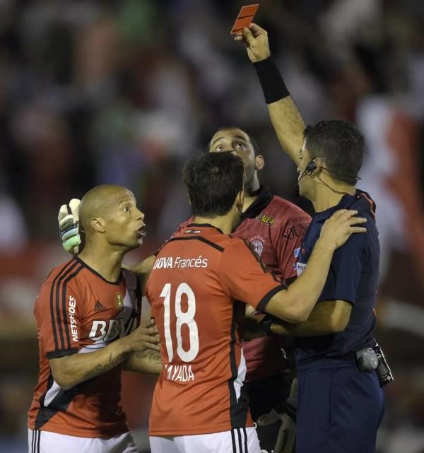 Carlos Sánchez é expulso em jogo do River Plate contra o Huracán na Copa Sul-Americana de 2015 (Foto: AFP / Juan Mabromata)