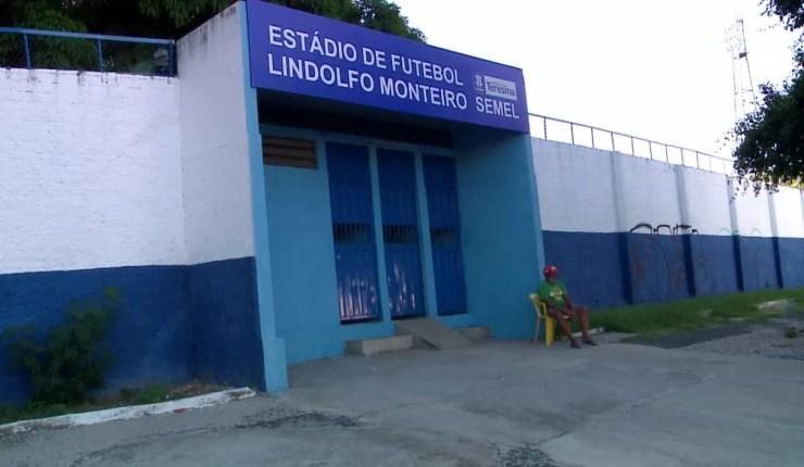 Ação ocorreu na área externa do estádio Lindolfo Monteiro, no Centro de Teresina — Foto: TV Clube