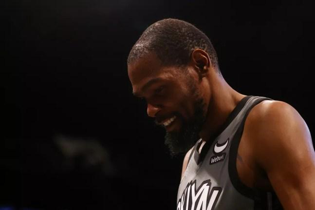 Kevin Durant ri após ser expulso nos Nets — Foto: Getty Images