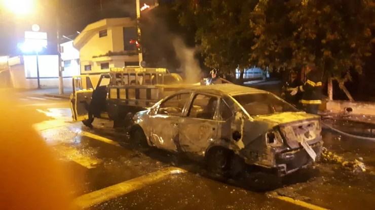 Carro de cantor sertanejo pegou fogo após acidente — Foto: Divulgação/Informa Mais