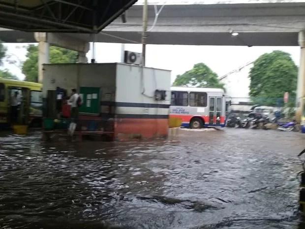 Terminal Rodoviário ficou tomado pela água em Rio Preto  (Foto: Francisco Jeova/TEM Você)