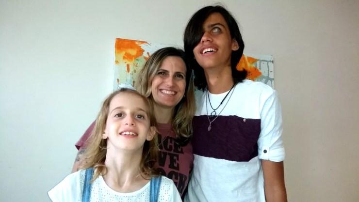 Camila, a filha Sofia e o afilhado Vinícius, em Campinas. Família busca recursos para transplante de córnea do garoto, de 14 anos. (Foto: Patrícia Teixeira/G1)